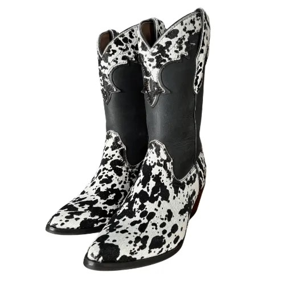 BOTA FEMININA VIMARBOOTS - 11318 - Bota feminina fabricada em Couro bovino pelo nas cores preto e branco