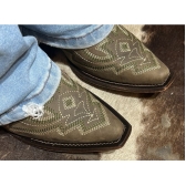 BOTA EM COURO COM BORDADO EM DETALHES VERDE BONAZUS